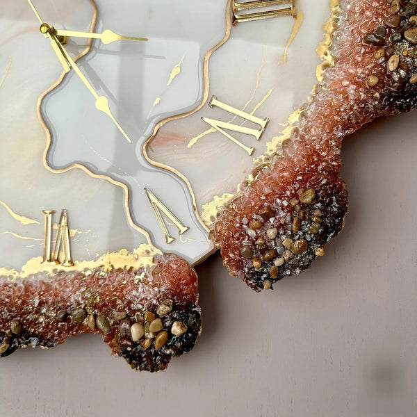 Golden Plume – Elegant Resin Art Clock