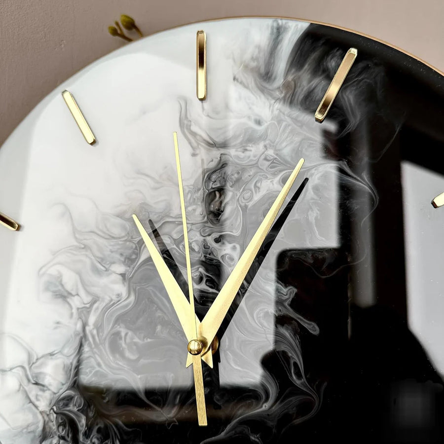 Black & White Symphony Resin Wall Clock – Bold Contrast, Timeless Style