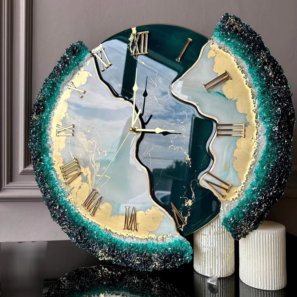 Green Whisper – A Luxe Nature-Inspired Resin Wall Clock