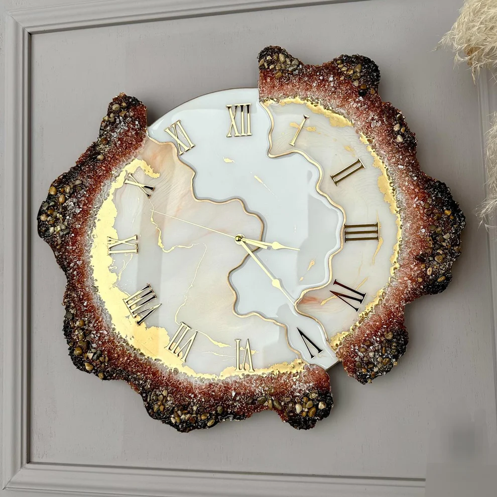 Golden Plume – Elegant Resin Art Clock